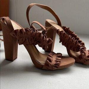 Bamboo Brown ruffled fabric 4.5” block heel pumps size 7